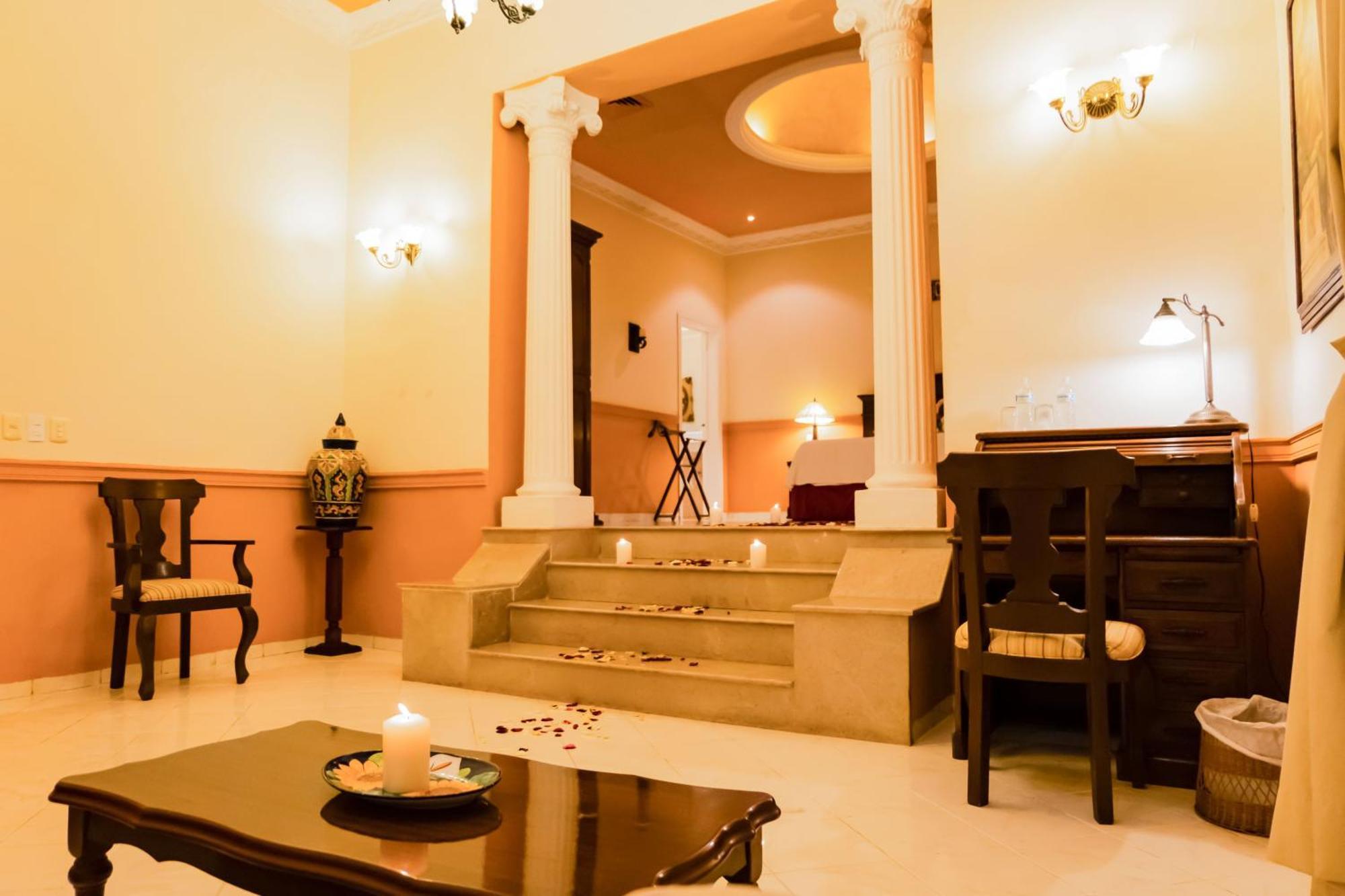 Master Suite One King Bed & Spa Bath Garden View