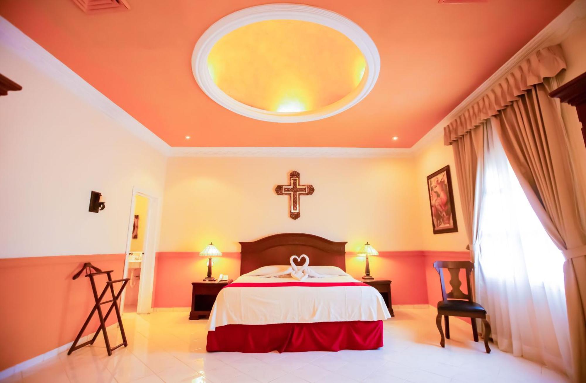 Master Suite One King Bed & Spa Bath Garden View