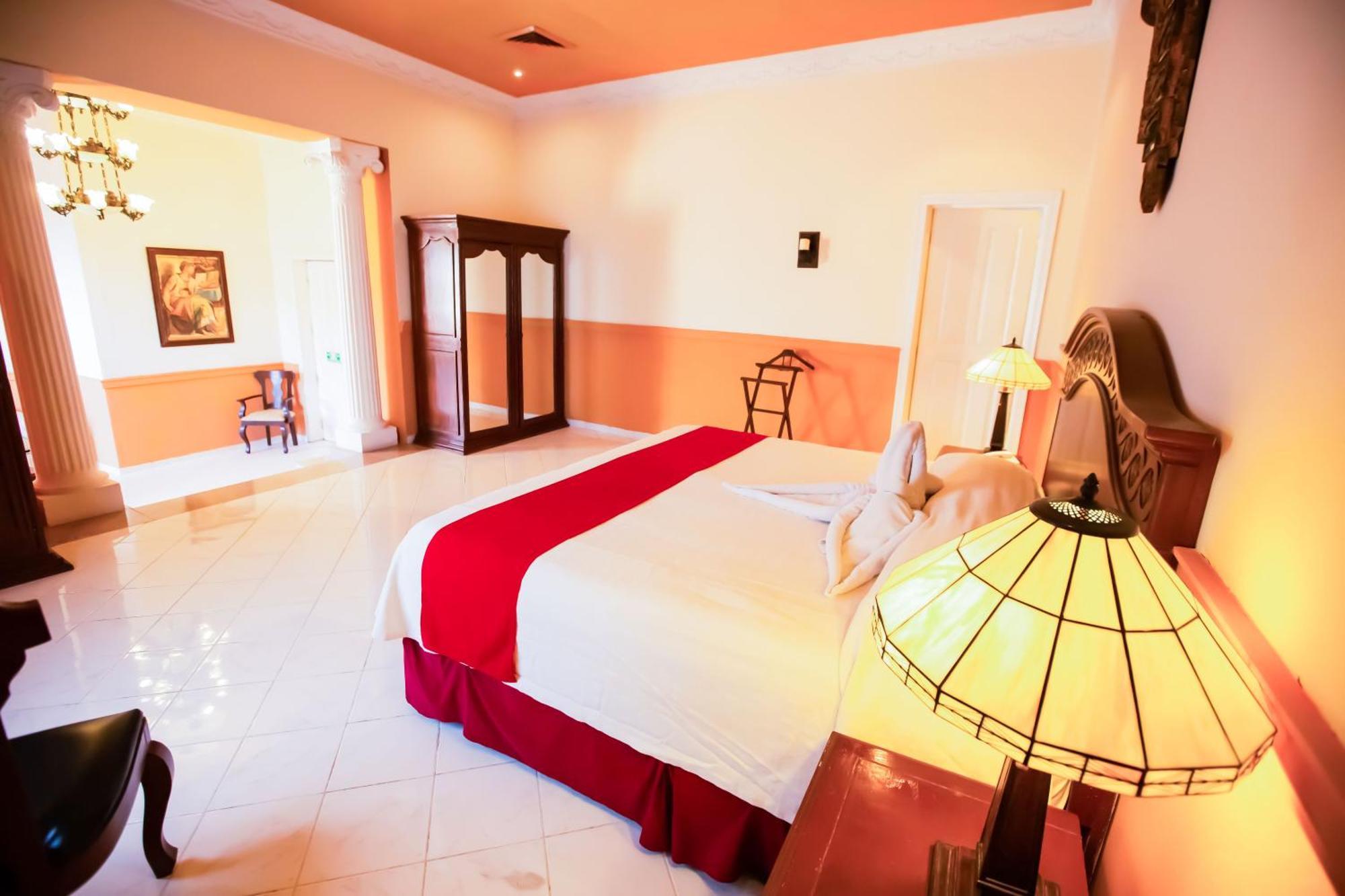 Master Suite One King Bed & Spa Bath Garden View
