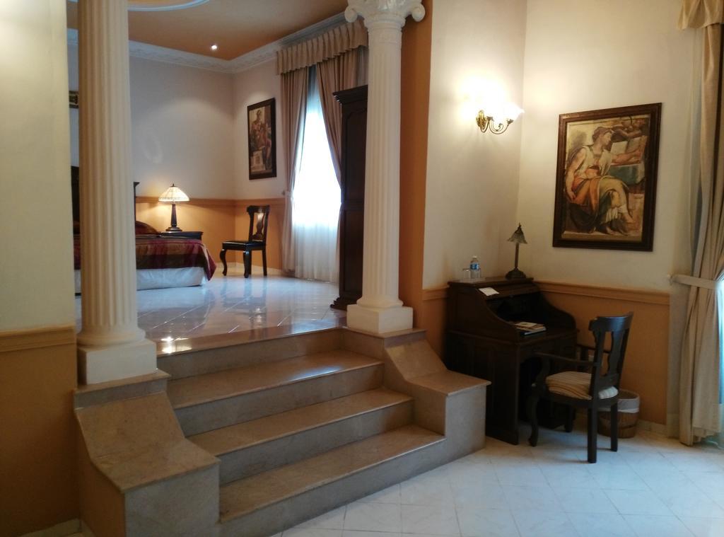 Suite Máster con 1 cama extragrande, bañera de hidromasaje y vistas al jardín