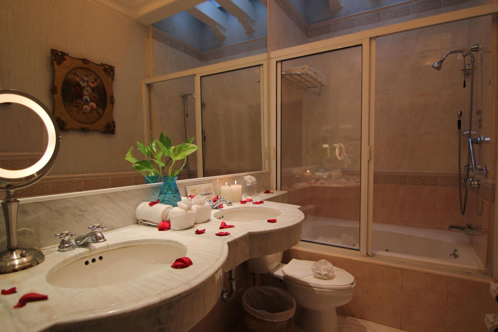 Junior Suite one King Bed & Spa Bath Garden View