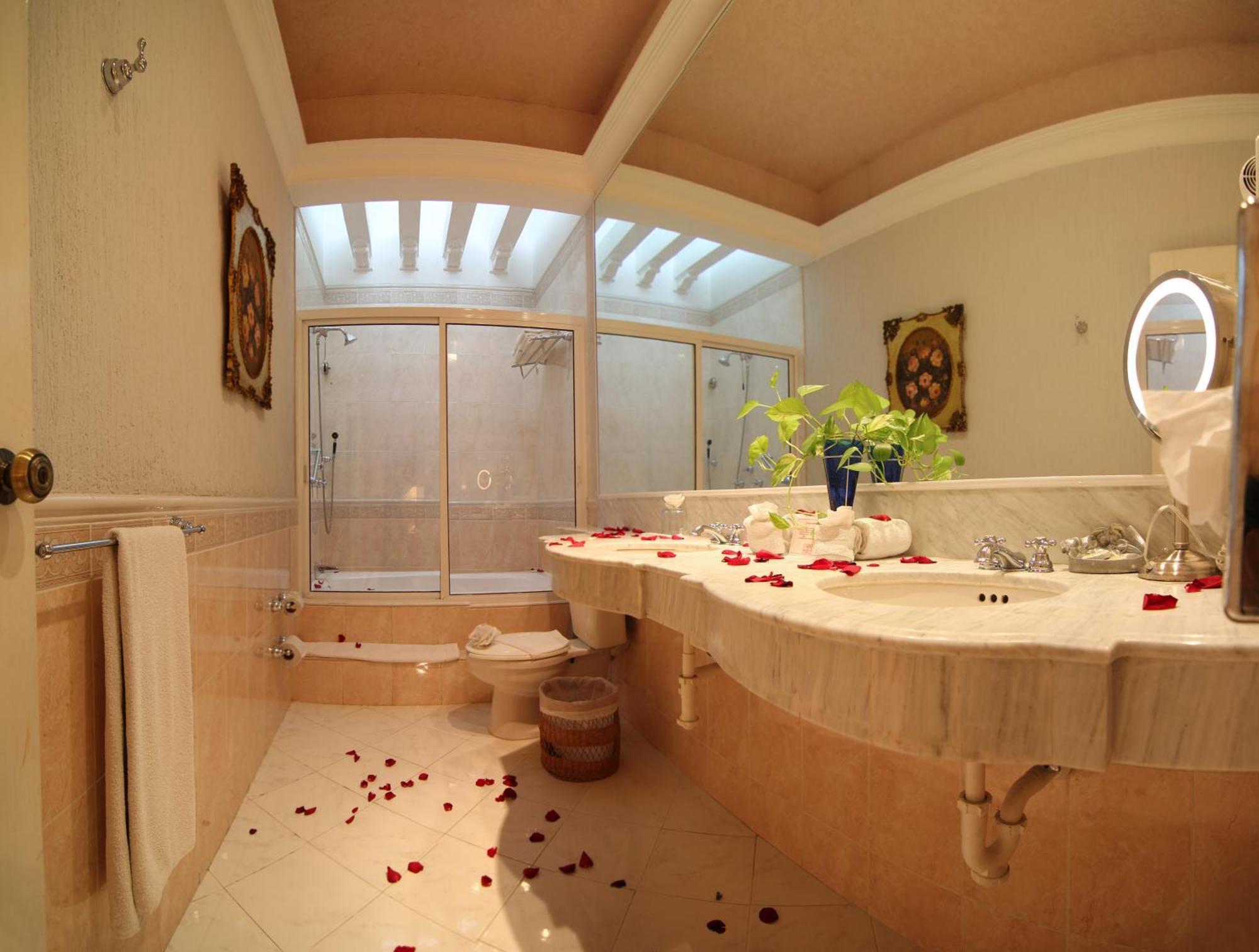 Master Suite One King Bed & Spa Bath Garden View