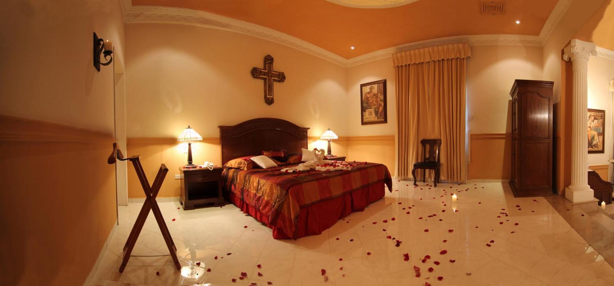 Master Suite One King Bed & Spa Bath Garden View