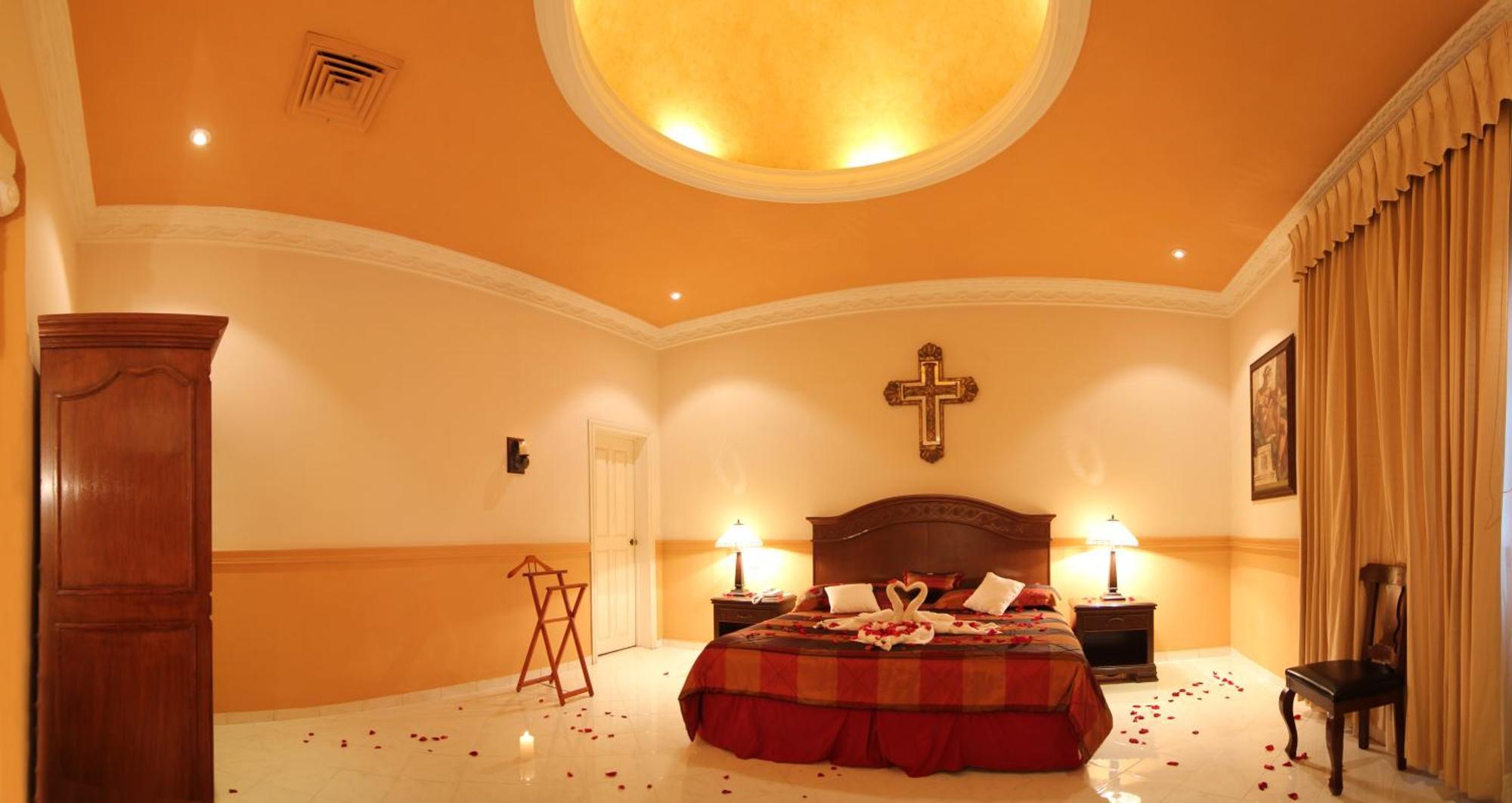 Master Suite One King Bed & Spa Bath Garden View